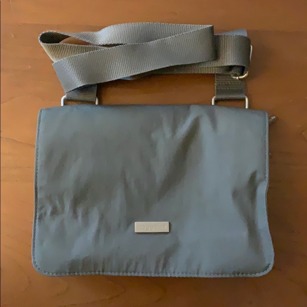 Baggallini nylon triple zipper crossbody bag